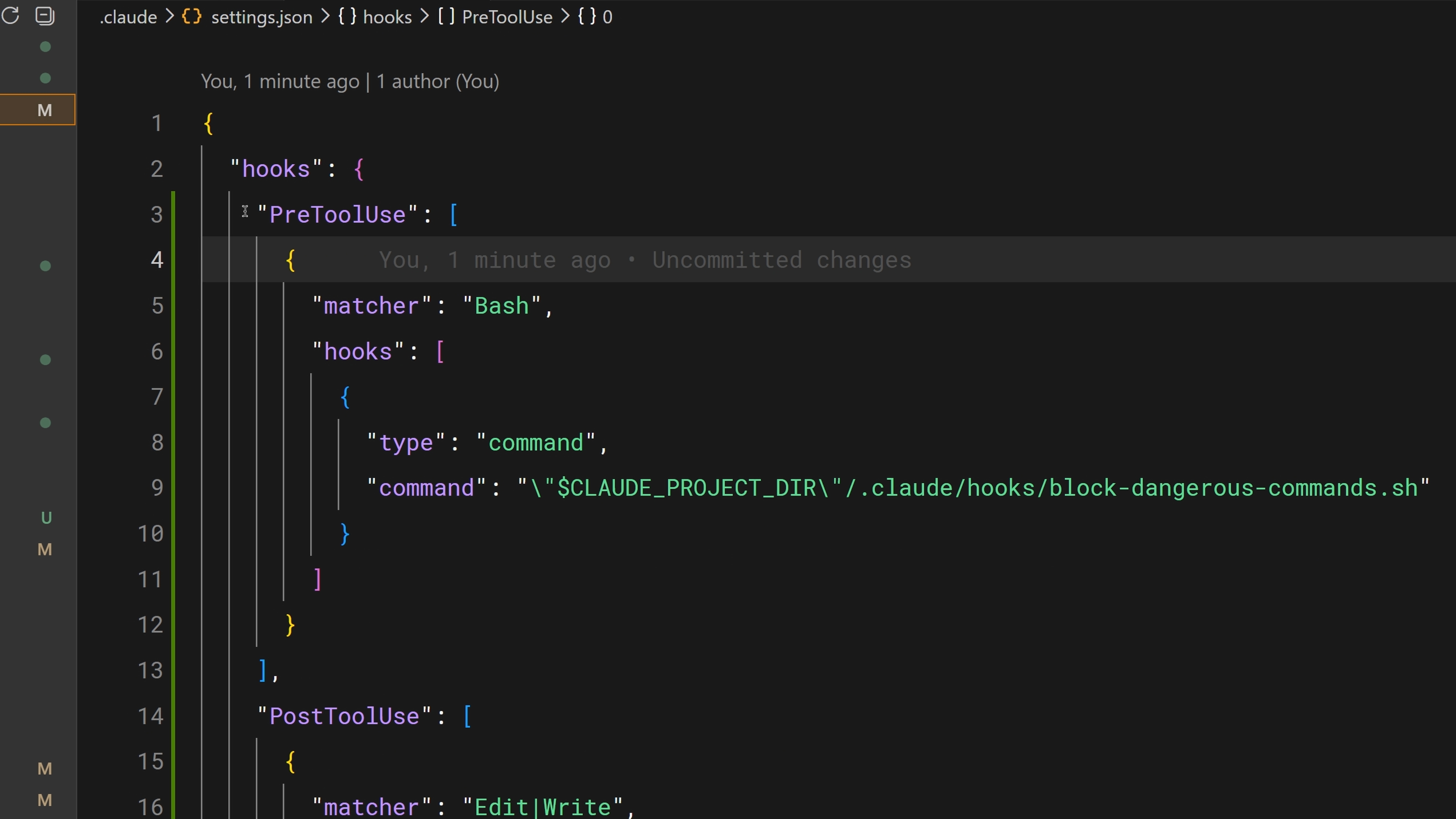 매처와 명령이 포함된 PreToolUse 및 PostToolUse 훅을 보여주는 settings.json 파일